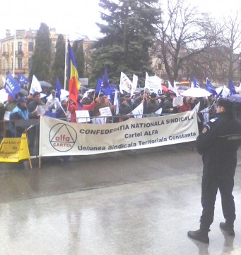Funcţionarii din Primăria Constanţa, protest la Prefectură: au bătut obrazul guvernanţilor, pentru promisiunile nerespectate